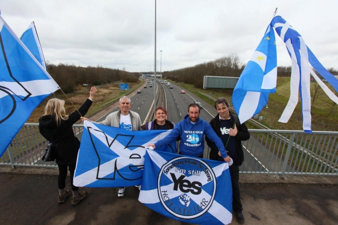 Scottish independence supporters on M8 motorway bridges
